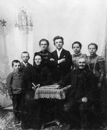 Ca. 1904 photo - Dvorak family in Bohusice, after "Uncle Frank" death